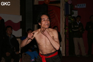 Les autorités de Songtao ont organisé un spectacle en notre honneur. Le Chaman Miao retire la dague qui lui transperce la peau du cou. (district autonome Miao de Songtao 松桃苗族自治县, Tongren, Guizhou)