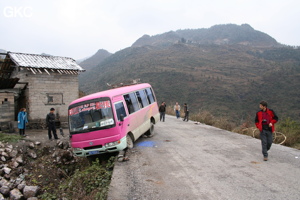 Au col de Shimenkan 石门坎 sortie de  route pour ce minibus. (district autonome Miao de Songtao 松桃苗族自治县, Tongren, Guizhou)