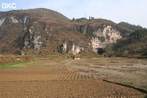 La grotte perte de Xiaoshuidong se situe à l'extrémité du poljé montagnard de Wuluo. (Wuluo, Songtao, Guizhou)