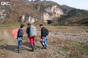(de gauche à droite) Jean Bottazzi, Jean Pierre Barbary, He Wei en chemin pour la grotte perte de Xiaoshuidong qui se situe à l'extrémité du poljé montagnard de Wuluo. (Wuluo, Songtao, Guizhou)