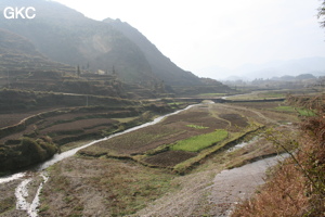 Deux rivières confluent pour se jeter dans la grotte perte de Xiaoshuidong qui se situe à l'extrémité du poljé montagnard de Wuluo. (Wuluo, Songtao, Guizhou)