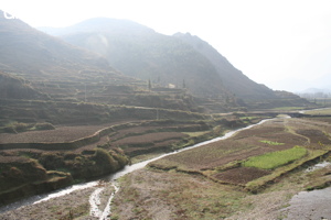 Deux rivières confluent pour se jeter dans la grotte perte de Xiaoshuidong qui se situe à l'extrémité du poljé montagnard de Wuluo. (Wuluo, Songtao, Guizhou)