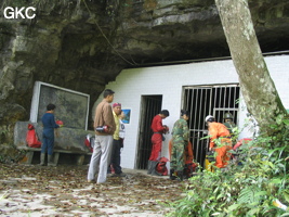 L'entrée murée de la grotte de Dafengdong 大风洞 - réseau de Shuanghedongqun 双河洞 -  Cette cavité du réseau est sommairement aménagée. (Suiyang 绥阳,  Zunyi Shi 遵义市, Guizhou 贵州省)