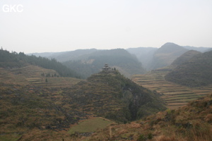 Le site de la pagode de l'arche du dragon au pied de laquelle s'ouvre Longqiaogedong (Grotte de la pagode de l'arche du dragon) 龙桥阁洞. - réseau de Longnudong 龙女洞 - (Shipin, Zheng'an 正安, Zunyi Shi 遵义市, Guizhou 贵州省, Chine 中国)