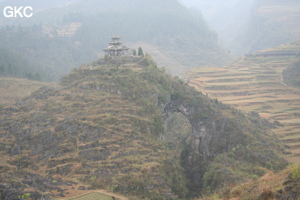 Le site de la pagode de l'arche du dragon au pied de laquelle s'ouvre Longqiaogedong (Grotte de la pagode de l'arche du dragon) 龙桥阁洞. - réseau de Longnudong 龙女洞 - (Shipin, Zheng'an 正安, Zunyi Shi 遵义市, Guizhou 贵州省, Chine 中国)