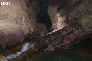 La rivière souterraine de la grotte de Longqiaogedong (Grotte de la pagode de l'arche du dragon) 龙桥阁洞. - réseau de Longnudong 龙女洞 - (Shipin, Zheng'an 正安, Zunyi Shi 遵义市, Guizhou 贵州省, Chine 中国)