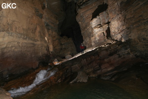 La rivière souterraine de la grotte de Longqiaogedong (Grotte de la pagode de l'arche du dragon) 龙桥阁洞. - réseau de Longnudong 龙女洞 - (Shipin, Zheng'an 正安, Zunyi Shi 遵义市, Guizhou 贵州省, Chine 中国)