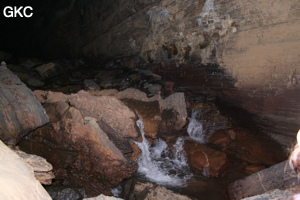 La rivière souterraine de la grotte de Longqiaogedong (Grotte de la pagode de l'arche du dragon) 龙桥阁洞. - réseau de Longnudong 龙女洞 - (Shipin, Zheng'an 正安, Zunyi Shi 遵义市, Guizhou 贵州省, Chine 中国)