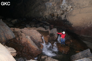 La rivière souterraine de la grotte de Longqiaogedong (Grotte de la pagode de l'arche du dragon) 龙桥阁洞. - réseau de Longnudong 龙女洞 - (Shipin, Zheng'an 正安, Zunyi Shi 遵义市, Guizhou 贵州省, Chine 中国)