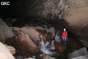 La rivière souterraine de la grotte de Longqiaogedong (Grotte de la pagode de l'arche du dragon) 龙桥阁洞,  réseau de Longnudong 龙女洞. (Shipin, Zheng'an, Zunyi, Guizhou)