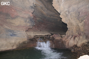 Petite cascade dans la rivière souterraine de la grotte de Longqiaogedong (Grotte de la pagode de l'arche du dragon) 龙桥阁洞. - réseau de Longnudong 龙女洞 - (Shipin, Zheng'an 正安, Zunyi Shi 遵义市, Guizhou 贵州省, Chine 中国)