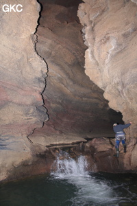 Petite cascade dans la rivière souterraine de la grotte de Longqiaogedong (Grotte de la pagode de l'arche du dragon) 龙桥阁洞. - réseau de Longnudong 龙女洞 - (Shipin, Zheng'an 正安, Zunyi Shi 遵义市, Guizhou 贵州省, Chine 中国)