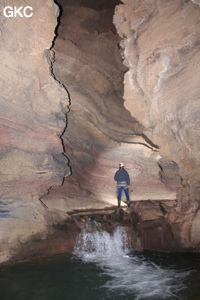 Petite cascade dans la rivière souterraine de la grotte de Longqiaogedong (Grotte de la pagode de l'arche du dragon) 龙桥阁洞,  réseau de Longnudong 龙女洞. (Shipin, Zheng'an, Zunyi, Guizhou)