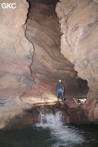 Petite cascade dans la rivière souterraine de la grotte de Longqiaogedong (Grotte de la pagode de l'arche du dragon) 龙桥阁洞. - réseau de Longnudong 龙女洞 - (Shipin, Zheng'an 正安, Zunyi Shi 遵义市, Guizhou 贵州省, Chine 中国)