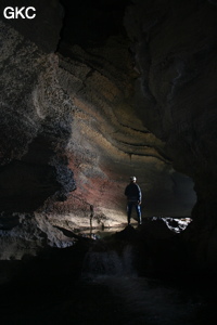 Petite cascade dans la rivière souterraine de la grotte de Longqiaogedong (Grotte de la pagode de l'arche du dragon) 龙桥阁洞. - réseau de Longnudong 龙女洞 - (Shipin, Zheng'an 正安, Zunyi Shi 遵义市, Guizhou 贵州省, Chine 中国)