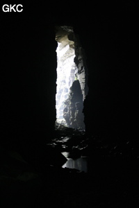 En contre-jour l'entrée de la grotte de Longqiaogedong (Grotte de la pagode de l'arche du dragon) 龙桥阁洞,  réseau de Longnudong 龙女洞. (Shipin, Zheng'an 正安, Zunyi Shi 遵义市, Guizhou 贵州省, Chine 中国)