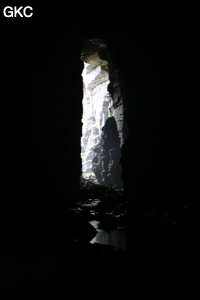 En contre-jour l'entrée de la grotte de Longqiaogedong (Grotte de la pagode de l'arche du dragon) 龙桥阁洞,  réseau de Longnudong 龙女洞. (Shipin, Zheng'an 正安, Zunyi Shi 遵义市, Guizhou 贵州省, Chine 中国)