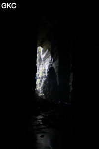 En contre-jour l'entrée de la grotte de Longqiaogedong (Grotte de la pagode de l'arche du dragon) 龙桥阁洞,  réseau de Longnudong 龙女洞.(Shipin, Zheng'an 正安, Zunyi Shi 遵义市, Guizhou 贵州省, Chine 中国)