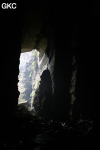 En contre-jour l'entrée de la grotte de Longqiaogedong (Grotte de la pagode de l'arche du dragon) 龙桥阁洞,  réseau de Longnudong 龙女洞. (Shipin, Zheng'an 正安, Zunyi Shi 遵义市, Guizhou 贵州省, Chine 中国)