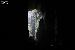 En contre-jour l'entrée de la grotte de Longqiaogedong (Grotte de la pagode de l'arche du dragon) 龙桥阁洞,  réseau de Longnudong 龙女洞. (Shipin, Zheng'an 正安, Zunyi Shi 遵义市, Guizhou 贵州省, Chine 中国)