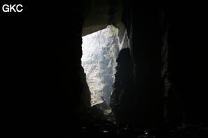 En contre-jour l'entrée de la grotte de Longqiaogedong (Grotte de la pagode de l'arche du dragon) 龙桥阁洞,  réseau de Longnudong 龙女洞. (Shipin, Zheng'an 正安, Zunyi Shi 遵义市, Guizhou 贵州省, Chine 中国)