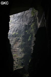 En contre-jour l'entrée de la grotte de Longqiaogedong (Grotte de la pagode de l'arche du dragon) 龙桥阁洞,  réseau de Longnudong 龙女洞.(Shipin, Zheng'an 正安, Zunyi Shi 遵义市, Guizhou 贵州省, Chine 中国)