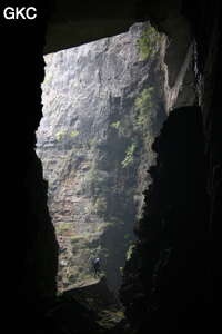 En contre-jour l'entrée de la grotte de Longqiaogedong (Grotte de la pagode de l'arche du dragon) 龙桥阁洞,  réseau de Longnudong 龙女洞. (Shipin, Zheng'an 正安, Zunyi Shi 遵义市, Guizhou 贵州省, Chine 中国)