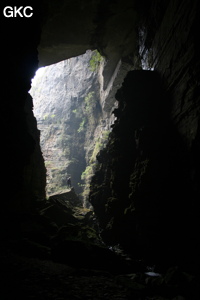 En contre-jour l'entrée de la grotte de Longqiaogedong (Grotte de la pagode de l'arche du dragon) 龙桥阁洞,  réseau de Longnudong 龙女洞. (Shipin, Zheng'an 正安, Zunyi Shi 遵义市, Guizhou 贵州省, Chine 中国)