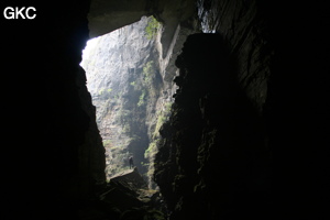 En contre-jour l'entrée de la grotte de Longqiaogedong (Grotte de la pagode de l'arche du dragon) 龙桥阁洞,  réseau de Longnudong 龙女洞. (Shipin, Zheng'an 正安, Zunyi Shi 遵义市, Guizhou 贵州省, Chine 中国)