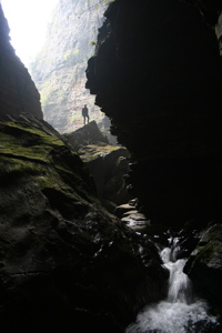 Petite cascade dans le début de la rivière souterraine de la grotte de Longqiaogedong (Grotte de la pagode de l'arche du dragon) 龙桥阁洞, réseau de Longnudong 龙女洞. (Shipin, Zheng'an 正安, Zunyi Shi 遵义市, Guizhou 贵州省, Chine 中国)