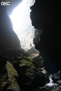 Petite cascade dans le début de la rivière souterraine de la grotte de Longqiaogedong (Grotte de la pagode de l'arche du dragon) 龙桥阁洞,  réseau de Longnudong 龙女洞. (Shipin, Zheng'an 正安, Zunyi Shi 遵义市, Guizhou 贵州省, Chine 中国)