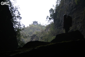 En contre-jour l'entrée de la grotte de Longqiaogedong (Grotte de la pagode de l'arche du dragon) 龙桥阁洞,  réseau de Longnudong 龙女洞. (Shipin, Zheng'an 正安, Zunyi Shi 遵义市, Guizhou 贵州省, Chine 中国)