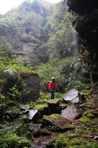 Cascatelle près de l'entrée de la grotte-perte de Longqiaogedong (Grotte de la pagode de l'arche du dragon) 龙桥阁洞,  réseau de Longnudong 龙女洞. (Shipin, Zheng'an, Zunyi, Guizhou)