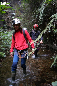 Christine Magot et Sébastien Delmas en progression dans le court canyon situé entre l'arche et l'entrée actuelle de la grotte de Longqiaogedong (Grotte de la pagode de l'arche du dragon) 龙桥阁洞,  réseau de Longnudong 龙女洞. (Shipin, Zheng'an, Zunyi, Guizhou)