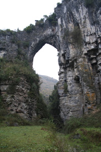 Le pont-naturel et le canyon de Longqiaoge 龙桥阁 reliques de l'ancienne galerie d'entrée de la grotte de Longqiaogedong (Grotte de la pagode de l'arche du dragon) 龙桥阁洞,  réseau de Longnudong 龙女洞. (Shipin, Zheng'an 正安, Zunyi Shi 遵义市, Guizhou 贵州省, Chine 中国)