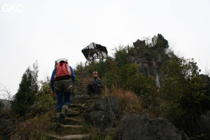 Sébastien Delmas et Christine Magot sur le raide sentier qui mène à la pagode de l'arche du dragon Longqiaoge 龙桥阁 passe sur le pont-naturel. (Shipin, Zheng'an, Zunyi, Guizhou)