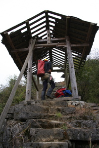 Sébastien Delmas  sur le raide sentier qui mène à la pagode de l'arche du dragon Longqiaoge 龙桥阁 passe sur le pont-naturel. (Shipin, Zheng'an, Zunyi, Guizhou)