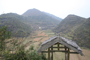 Vue sur les Qiufeng depuis le raide sentier qui mène à la pagode de l'arche du dragon Longqiaoge 龙桥阁. (Shipin, Zheng'an, Zunyi, Guizhou)