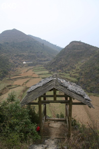 Vue sur les Qiufeng depuis le raide sentier qui mène à la pagode de l'arche du dragon Longqiaoge 龙桥阁. (Shipin, Zheng'an, Zunyi, Guizhou)
