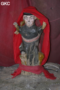 Statue bouddhique dans la pagode de l'arche du dragon Longqiaoge 龙桥阁. (Shipin, Zheng'an, Zunyi, Guizhou)