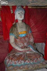 Statue bouddhique dans la pagode de l'arche du dragon Longqiaoge 龙桥阁. (Shipin, Zheng'an, Zunyi, Guizhou)