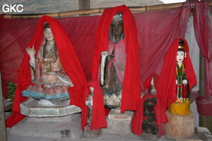 Statues bouddhiques dans la pagode de l'arche du dragon Longqiaoge 龙桥阁. (Shipin, Zheng'an, Zunyi, Guizhou)
