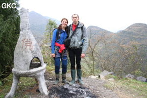 Alexandre Andrieu et Christine Magot au sommet du piton de la pagode de l'arche du dragon Longqiaoge 龙桥阁. (Shipin, Zheng'an, Zunyi, Guizhou)