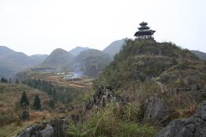 La pagode de l'arche du dragon au pied de laquelle s'ouvre Longqiaogedong (Grotte de la pagode de l'arche du dragon) 龙桥阁洞 une entrée du réseau de Longnudong 龙女洞. (Shipin, Zheng'an, Zunyi, Guizhou)