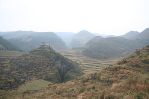 Le site de la pagode de l'arche du dragon au pied de laquelle s'ouvre Longqiaogedong (Grotte de la pagode de l'arche du dragon) 龙桥阁洞 une entrée du réseau de Longnudong 龙女洞. (Shipin, Zheng'an 正安, Zunyi Shi 遵义市, Guizhou 贵州省, Chine 中国)