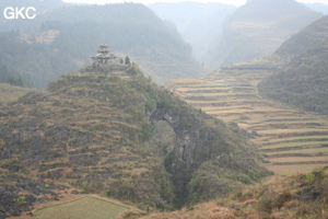 Le site de la pagode de l'arche du dragon au pied de laquelle s'ouvre Longqiaogedong (Grotte de la pagode de l'arche du dragon) 龙桥阁洞 une entrée du réseau de Longnudong 龙女洞. (Shipin, Zheng'an 正安, Zunyi Shi 遵义市, Guizhou 贵州省, Chine 中国)