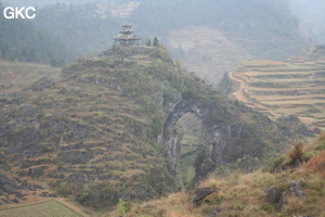 Le site de la pagode de l'arche du dragon au pied de laquelle s'ouvre Longqiaogedong (Grotte de la pagode de l'arche du dragon) 龙桥阁洞 une entrée du réseau de Longnudong 龙女洞. (Shipin, Zheng'an 正安, Zunyi Shi 遵义市, Guizhou 贵州省, Chine 中国)