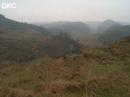 Le site de la pagode de l'arche du dragon au pied de laquelle s'ouvre Longqiaogedong (Grotte de la pagode de l'arche du dragon) 龙桥阁洞 une entrée du réseau de Longnudong 龙女洞. (Shipin, Zheng'an 正安, Zunyi Shi 遵义市, Guizhou 贵州省, Chine 中国)