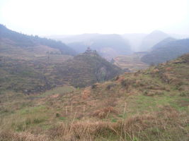 Le site de la pagode de l'arche du dragon au pied de laquelle s'ouvre Longqiaogedong (Grotte de la pagode de l'arche du dragon) 龙桥阁洞 une entrée du réseau de Longnudong 龙女洞. (Shipin, Zheng'an 正安, Zunyi Shi 遵义市, Guizhou 贵州省, Chine 中国)