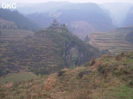 Le site de la pagode de l'arche du dragon au pied de laquelle s'ouvre Longqiaogedong (Grotte de la pagode de l'arche du dragon) 龙桥阁洞 une entrée du réseau de Longnudong 龙女洞. (Shipin, Zheng'an 正安, Zunyi Shi 遵义市, Guizhou 贵州省, Chine 中国)